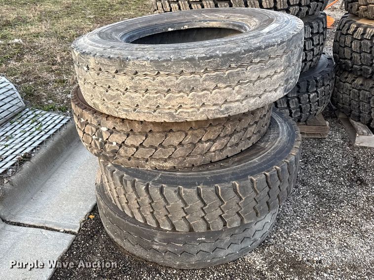 image for item DZ4422 (4) 11R22.5 tires