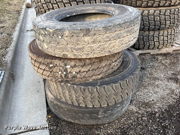 image for item DZ4422 (4) 11R22.5 tires