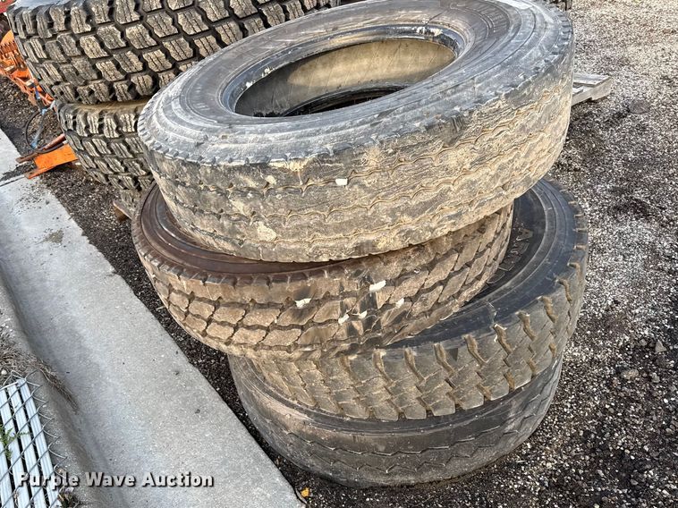 image for item DZ4422 (4) 11R22.5 tires