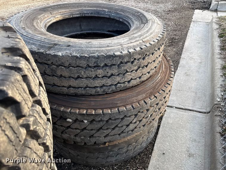 image for item DZ4422 (4) 11R22.5 tires