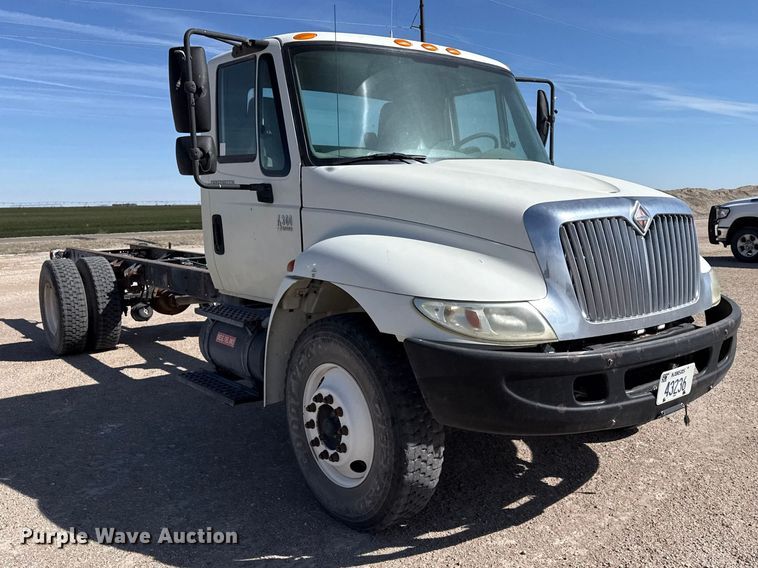 image for item DZ5270 2004 International 4300 truck cab and chassis