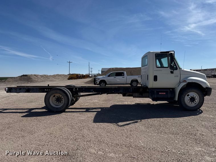 image for item DZ5270 2004 International 4300 truck cab and chassis