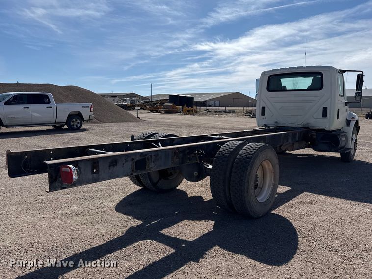 image for item DZ5270 2004 International 4300 truck cab and chassis