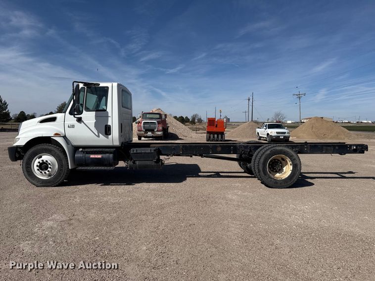 image for item DZ5270 2004 International 4300 truck cab and chassis