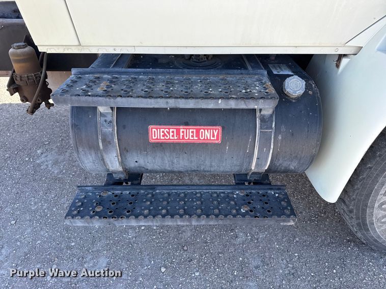 image for item DZ5270 2004 International 4300 truck cab and chassis