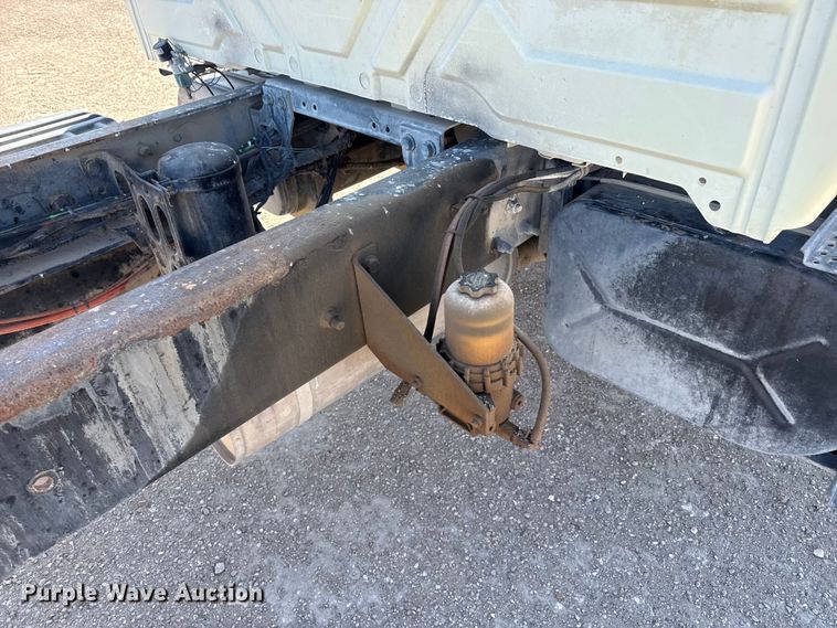 image for item DZ5270 2004 International 4300 truck cab and chassis