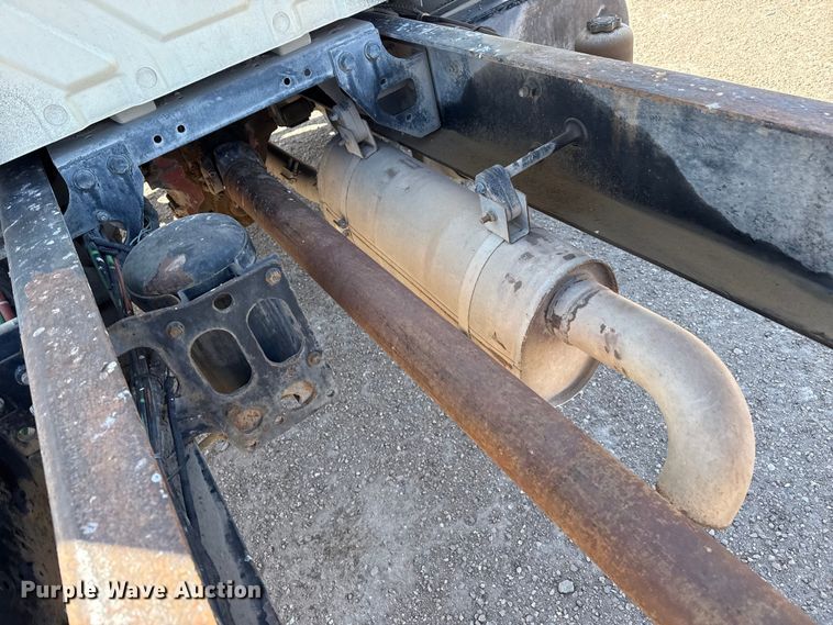 image for item DZ5270 2004 International 4300 truck cab and chassis