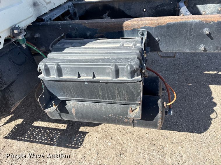 image for item DZ5270 2004 International 4300 truck cab and chassis