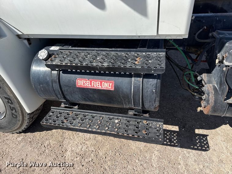 image for item DZ5270 2004 International 4300 truck cab and chassis