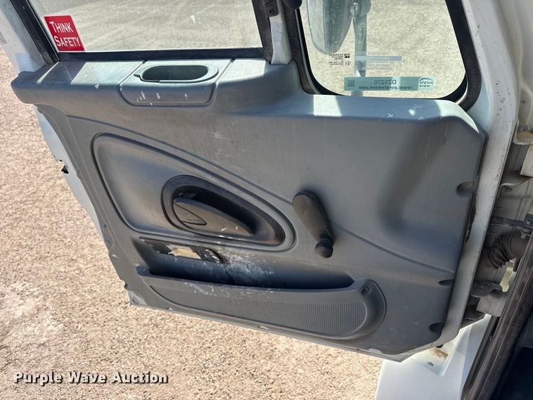 image for item DZ5270 2004 International 4300 truck cab and chassis