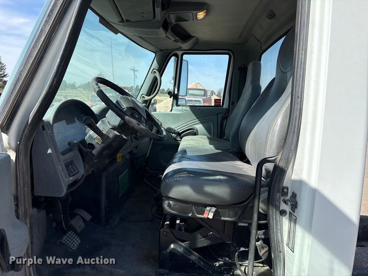 image for item DZ5270 2004 International 4300 truck cab and chassis