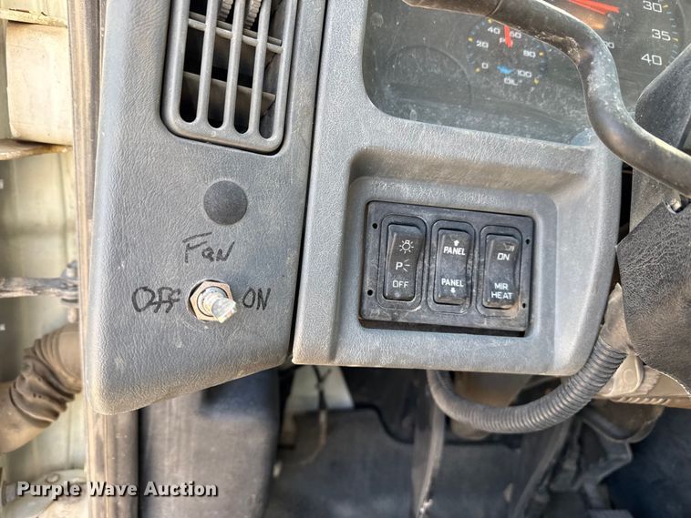 image for item DZ5270 2004 International 4300 truck cab and chassis