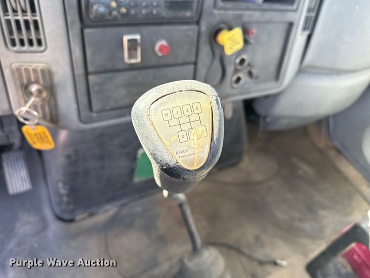 image for item DZ5270 2004 International 4300 truck cab and chassis