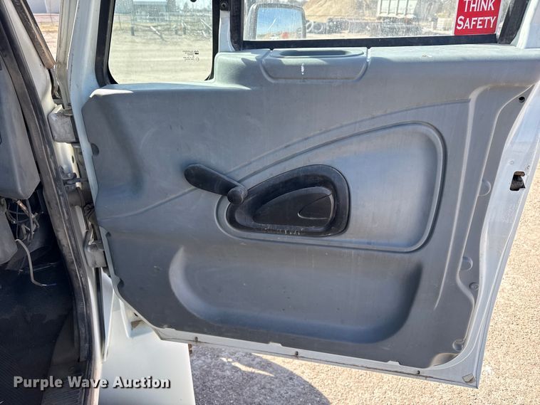 image for item DZ5270 2004 International 4300 truck cab and chassis