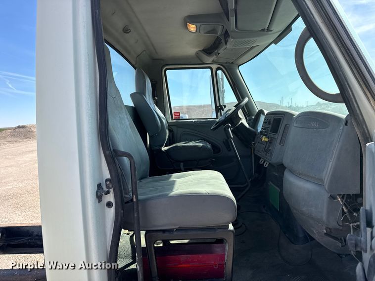 image for item DZ5270 2004 International 4300 truck cab and chassis