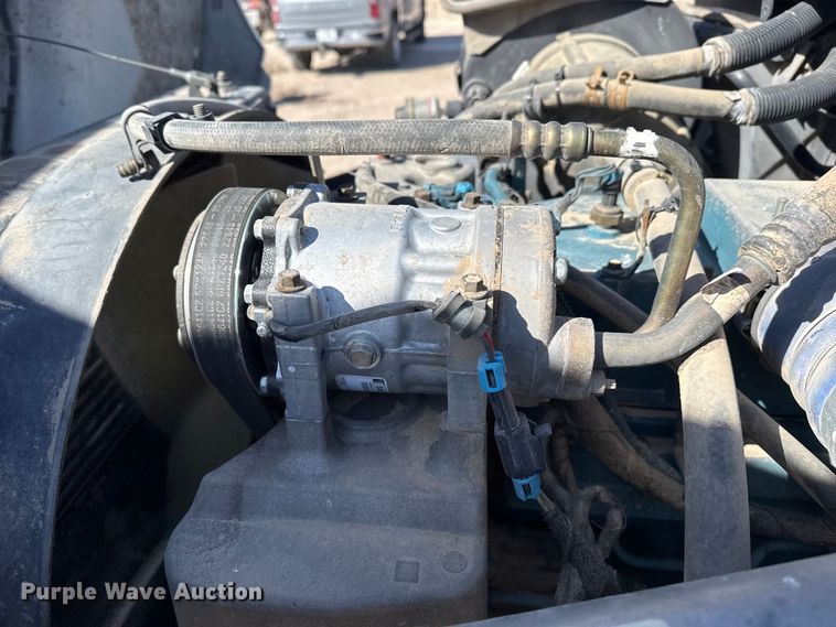 image for item DZ5270 2004 International 4300 truck cab and chassis