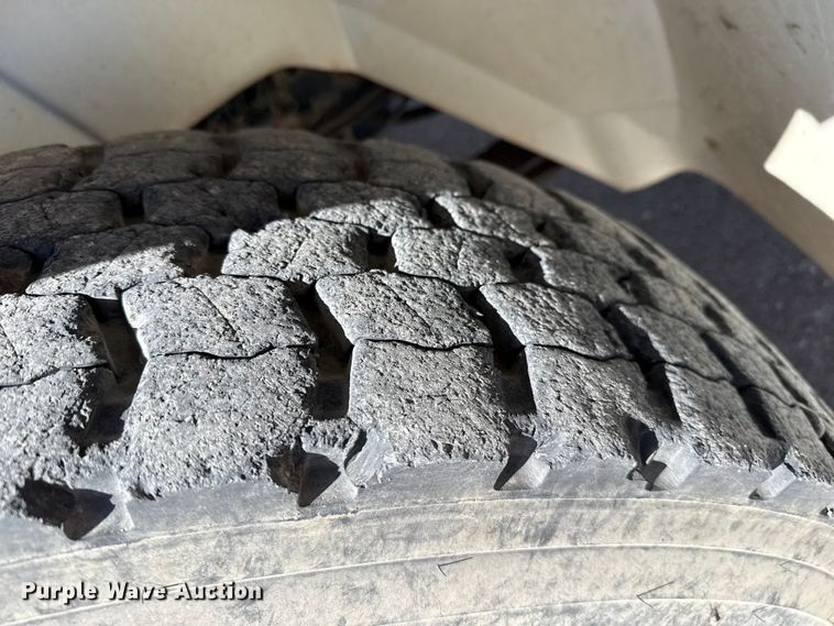 image for item DZ5270 2004 International 4300 truck cab and chassis