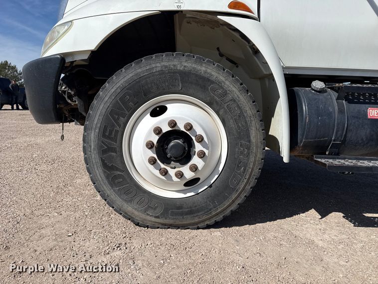 image for item DZ5270 2004 International 4300 truck cab and chassis