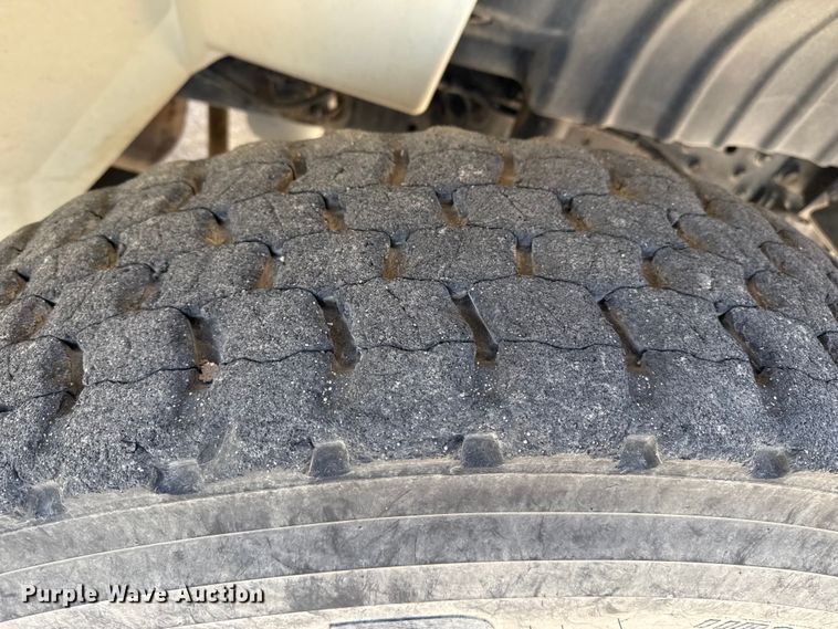 image for item DZ5270 2004 International 4300 truck cab and chassis