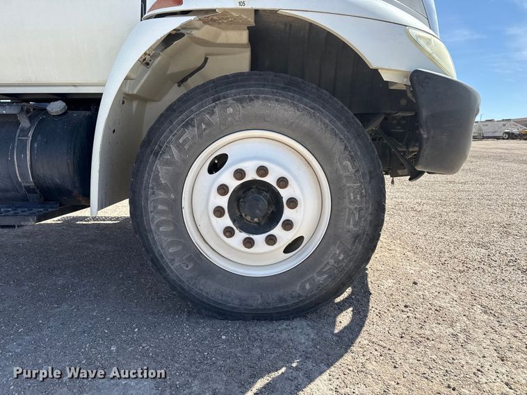 image for item DZ5270 2004 International 4300 truck cab and chassis