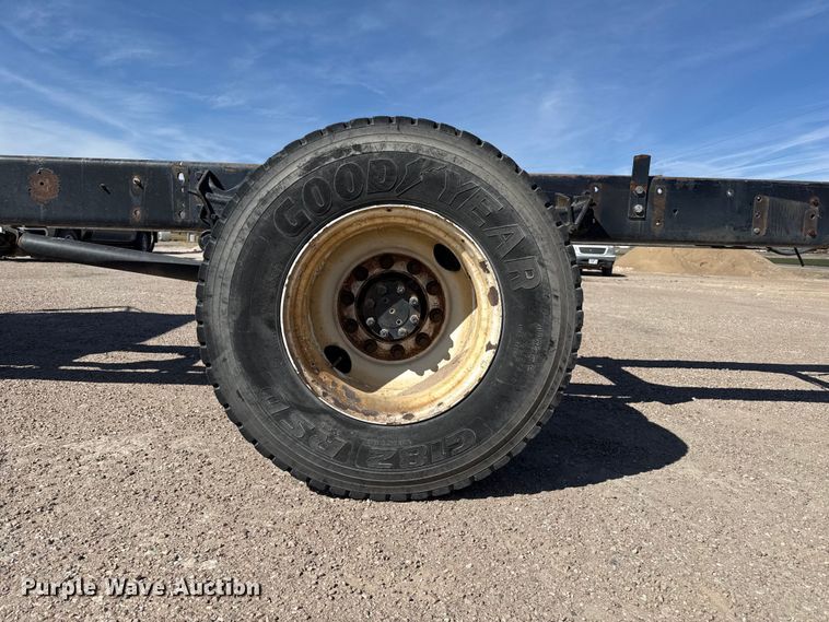 image for item DZ5270 2004 International 4300 truck cab and chassis