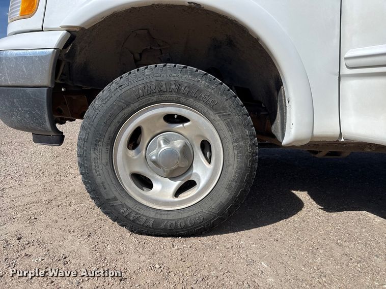 image for item DZ5271 2000 Ford F150 Ext. Cab pickup truck