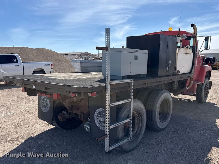 image for item DZ5273 1989 Ford L8000 flatbed truck