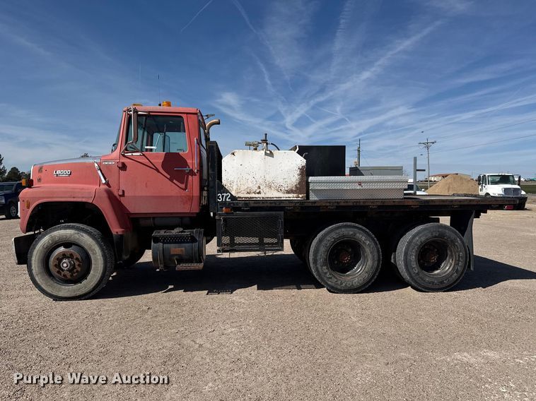 image for item DZ5273 1989 Ford L8000 flatbed truck