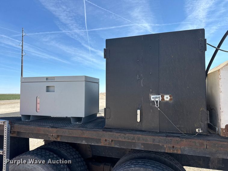 image for item DZ5273 1989 Ford L8000 flatbed truck