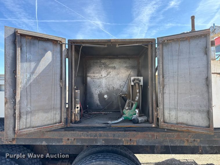 image for item DZ5273 1989 Ford L8000 flatbed truck