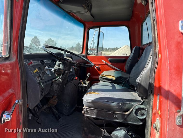 image for item DZ5273 1989 Ford L8000 flatbed truck