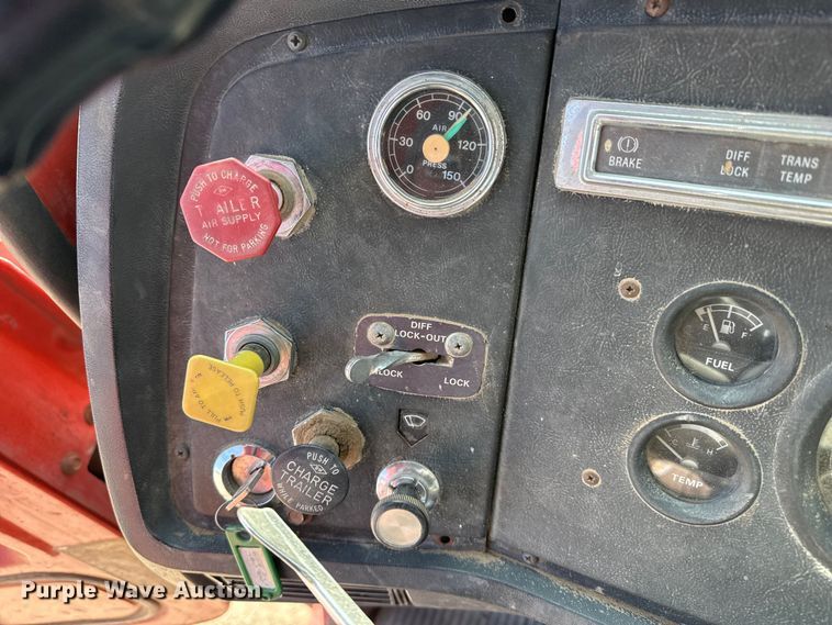 image for item DZ5273 1989 Ford L8000 flatbed truck