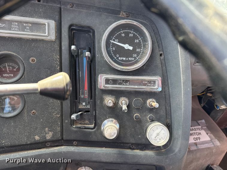 image for item DZ5273 1989 Ford L8000 flatbed truck