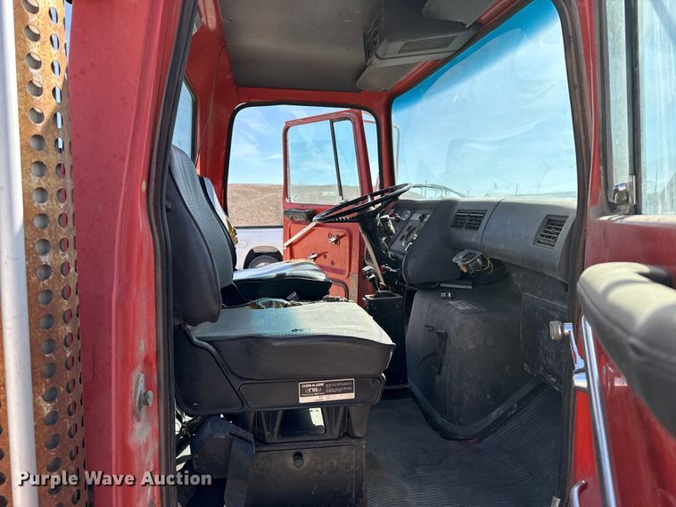 image for item DZ5273 1989 Ford L8000 flatbed truck