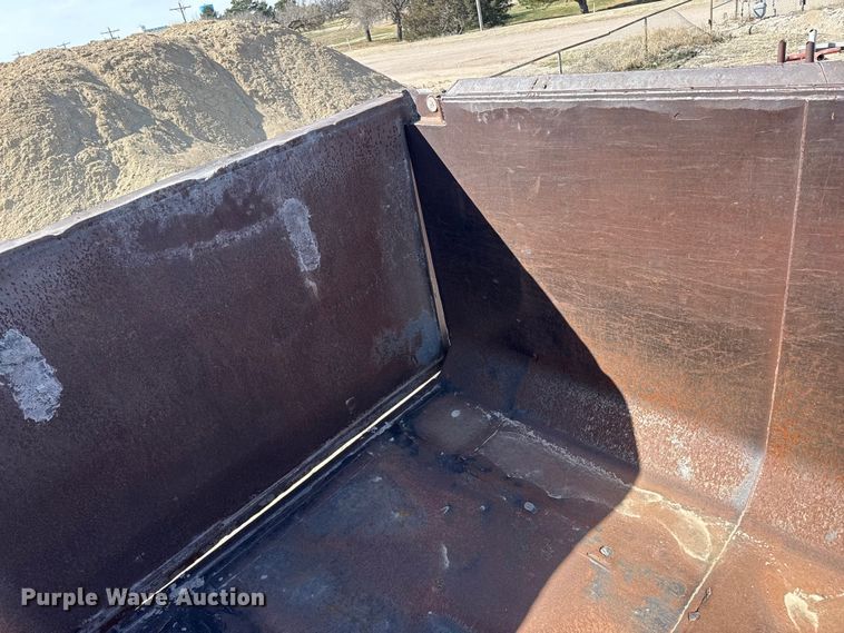 image for item DZ5275 1992 Montone end dump trailer