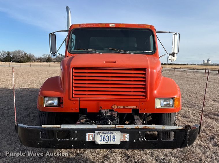 image for item DZ5279 1990 International 4600 oil distributor truck