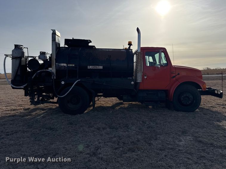 image for item DZ5279 1990 International 4600 oil distributor truck