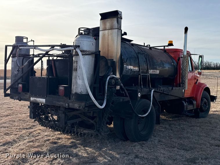 image for item DZ5279 1990 International 4600 oil distributor truck