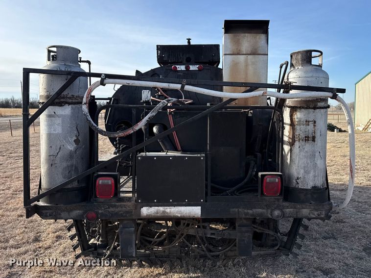 image for item DZ5279 1990 International 4600 oil distributor truck