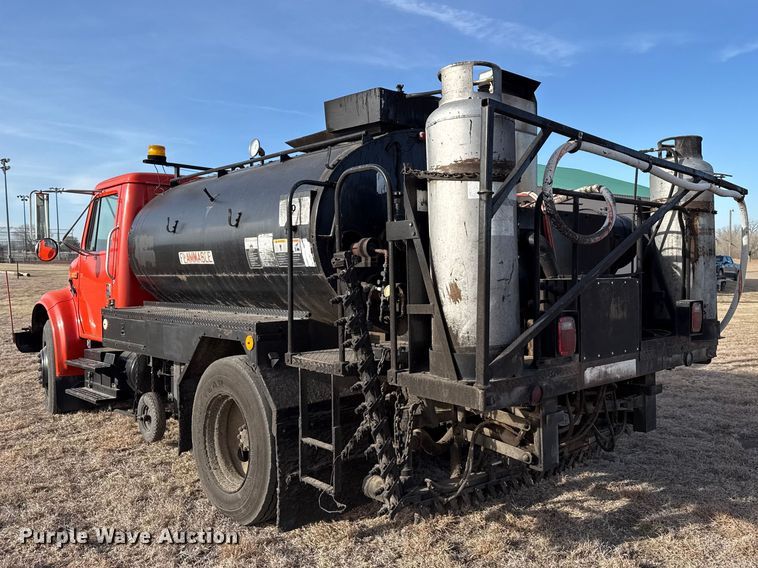 image for item DZ5279 1990 International 4600 oil distributor truck