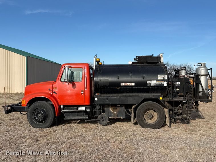 image for item DZ5279 1990 International 4600 oil distributor truck