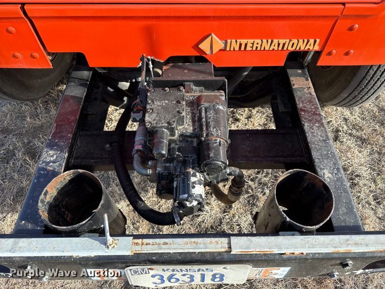image for item DZ5279 1990 International 4600 oil distributor truck