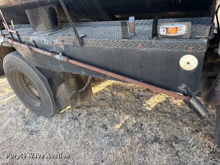 image for item DZ5279 1990 International 4600 oil distributor truck