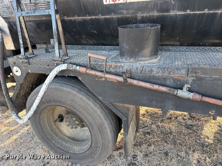 image for item DZ5279 1990 International 4600 oil distributor truck