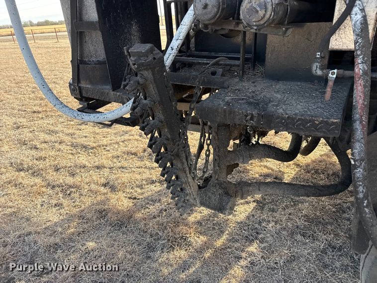 image for item DZ5279 1990 International 4600 oil distributor truck