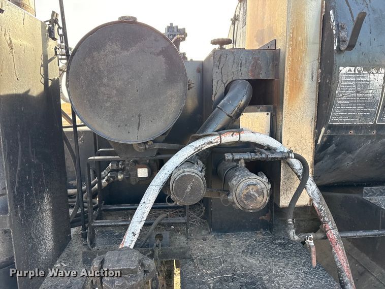 image for item DZ5279 1990 International 4600 oil distributor truck