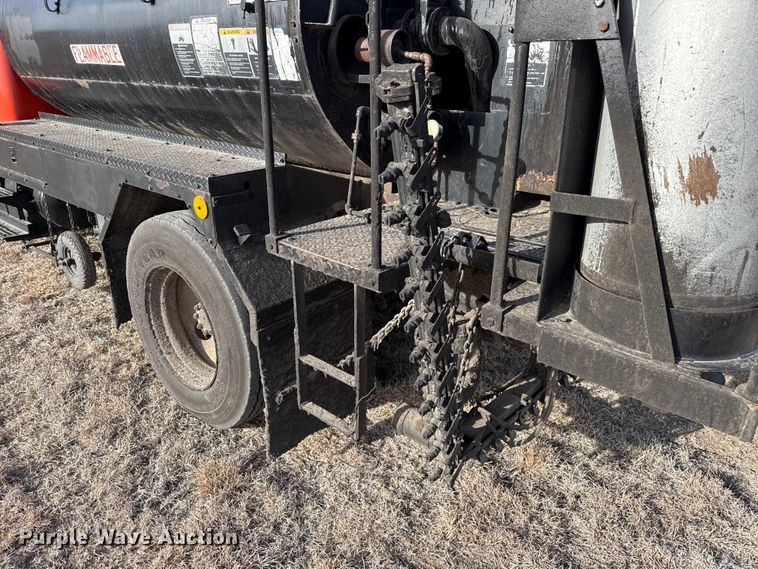 image for item DZ5279 1990 International 4600 oil distributor truck