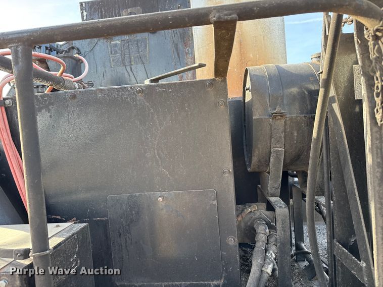 image for item DZ5279 1990 International 4600 oil distributor truck