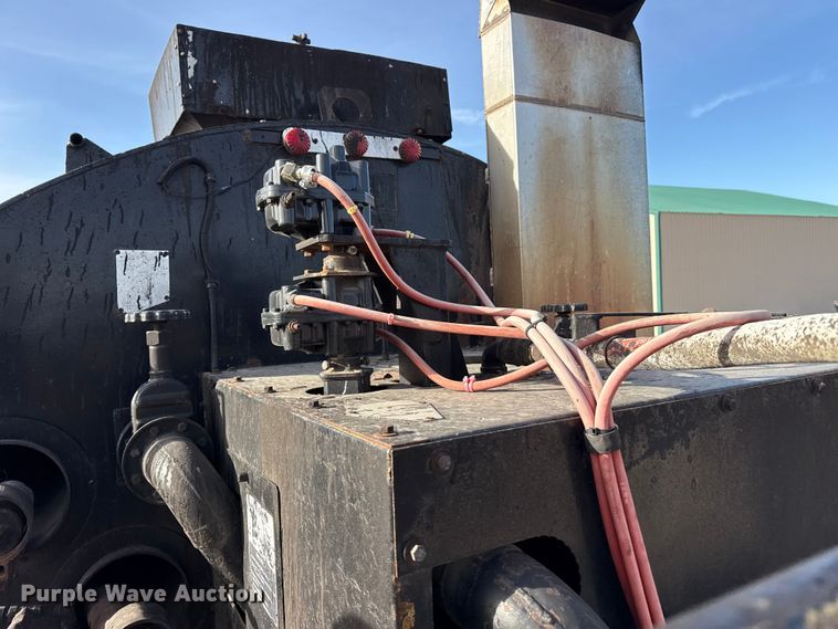 image for item DZ5279 1990 International 4600 oil distributor truck