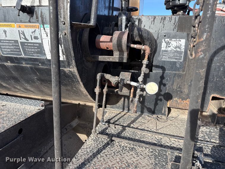 image for item DZ5279 1990 International 4600 oil distributor truck